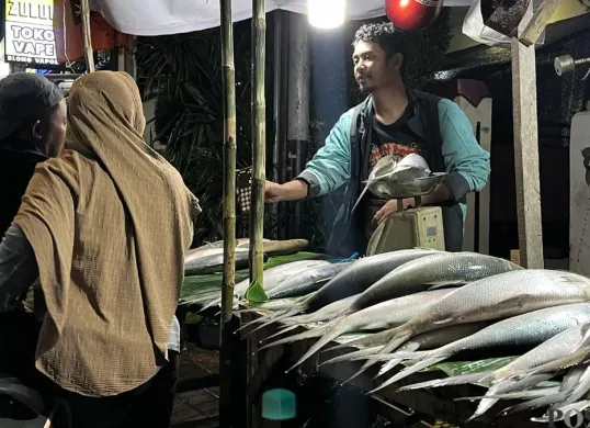 Suasana pedagang ikan bandeng musiman di sepanjang Jalan Sulaiman Rawa Belong, Kebon Jeruk, Jakarta Barat jelang Imlek, Kamis, 12 Februari 2026. (Sumber: Poskota/Pandi Ramedhan)