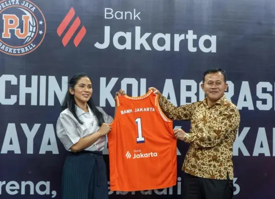 Direktur Kepatuhan Bank Jakarta, Ateng Rivai, secara simbolis menerima jersey Pelita Jaya dari Commisioner Pelita Jaya, Aninditha Anestya Bakrie, saat perjanjian kolaborasi di Jakarta, Kamis, 12 Februari 2026. (Sumber: Istimewa)