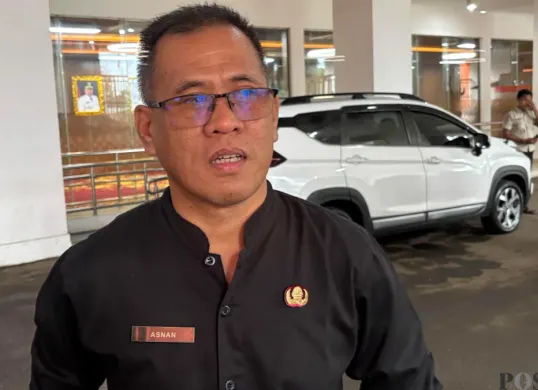 Kadispora Kabupaten Bogor, Asnan memastikan pertandingan Liga 2 di Stadion Pakansari tetap berjalan usai stadion porak-poranda karena angin kencang. (Sumber: Poskota/ Giffar Rivana)