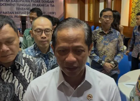 Menteri Lingkungan Hidup, Hanif Faisol Nurofiq soroti terkait dugaan pencemaran cairan pertisida di Sungai Cisadane. (Sumber: Poskota/Pandi Ramedhan)