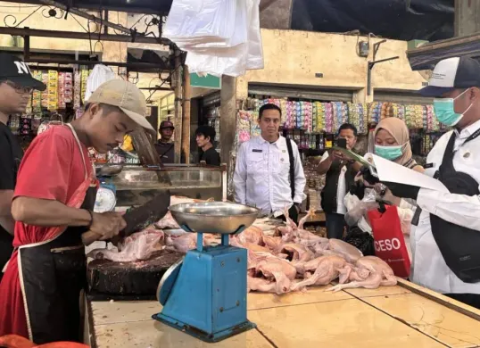 Petugas DKP Kabupaten Bogor bersama BPOM Bogor melakukan uji klinis di Pasar Cariu. (Sumber: Dok. Pemkab Bogor)