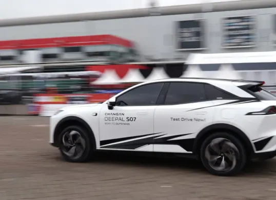 Sejumlah pengunjung membagikan pengalaman setelah mencoba langsung Changan Deepal dan Lumin di area test drive IIMS 2026. (Sumber: Changan)