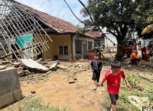 Salah satu rumah warga di Kampung Cicerewed, Desa Cijayanti, Babakan Madang, Kabupaten Bogor rusak pasca diterjang banjir bandang pada Rabu sore, 11 Februari 2026. (Sumber: Poskota/Giffar Rivana)