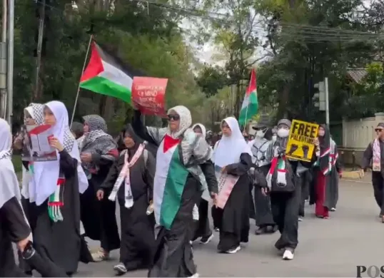 Massa aksi solidaritas Palestina menggelar long marc dari Kedubes Palestina ke Kedubes AS, Gambir, Jakarta Pusat, Jumat, 13 Februari 2026. (Sumber: Poskota/Ali Mansur)