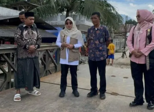 Bupati Pandeglang, Dewi Setiani meninjau pembangunan jembatan di Mandalawangi, Kabupaten Pandeglang. (Sumber: Dok. Setda Pandeglang)
