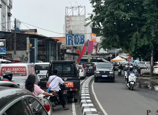 Ruas jalan Palmerah menuju ke Slipi dan sebaliknya terpantau macet karena ada Presiden RI Prabowo Subianto meresmikan SPPG Palmerah, Jumat, 13 Februari 2026. (Sumber: Poskota/ Pandi Ramedhan)