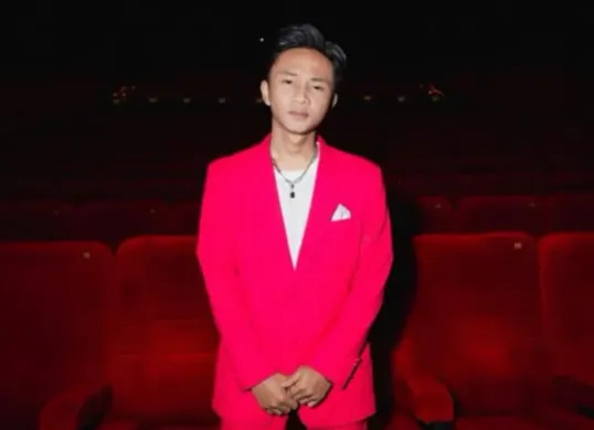 Komika sekaligus aktor Fajar Sadboy buka suara terkait insiden dirinya diludahi rekan sesama komedian, Indra Frimawan. (Sumber: Instagram/@fajjarsadboy)