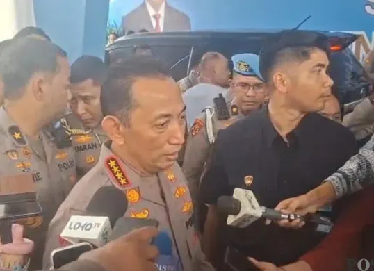 Kapolri Jenderal Listyo Sigit Prabowo saat doorstop bersama awak media di kawasan Palmerah, Jakarta Barat, Jumat, 13 Februari 2026. (Sumber: Poskota/ Pandi Ramedhan)