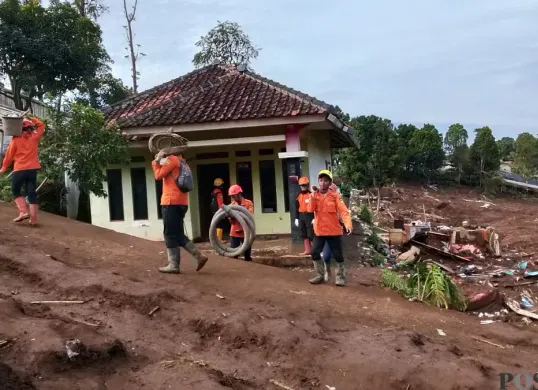 Tim Sar melakukan pencarian korban tertimbun Longsor di Kampung Pasir Kuning, Desa Pasirlangu, Kecamatan Cisarua, Kabupaten Bandung Barat. (Sumber: Poskota/Gatot Poedji Utomo)