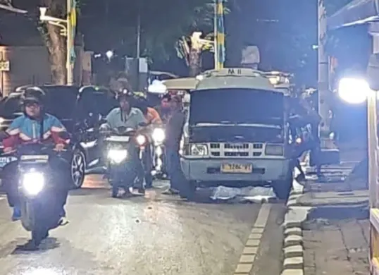 Oli angkot bocor hingga mengakibatkan kecelakaan di Jalan Palmerah Barat, Palmerah, Jakarta Barat, Jumat, 13 Februari 2026. (Sumber: Dok. Istimewa)