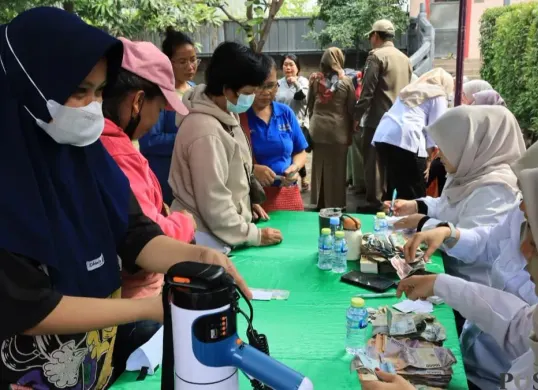Kegiatan gerakan pangan murah di Vihara Arya Dipa, Kecamatan Kosambi, Kabupaten Tangerang, Jumat, 13 Februari 2026. (Sumber: Poskota/Veronica Prasetio)