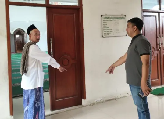 Tempat penusukan mantan kades di Masjid Jami Babussurur, Desa Cuherang Pondok, Kecamatan Caringin, Kabupaten Bogor, Jumat, 13 Februari 2026. (Sumber: Dok. Polsek Caringin)