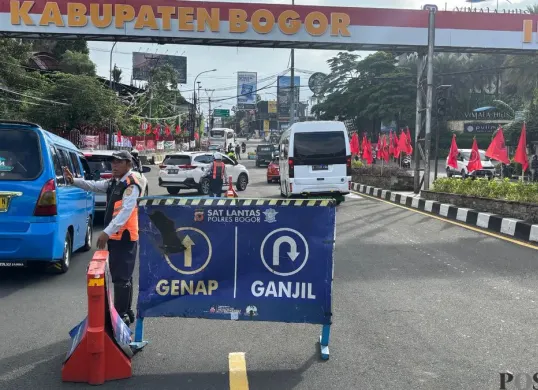Rekayasa lalu lintas diterapkan di jalur Puncak, Kabupaten Bogor, selama libur panjang Tahun Baru Imlek 2026. (Sumber: Poskota/Giffar Rivana)