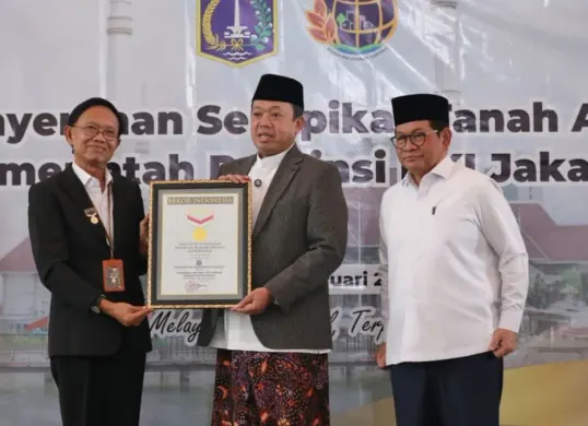 Pemprov Jakarta menerima 3.922 Sertifikat Hak Pakai atas tanah aset milik daerah dari Kementerian ATR/BPN di Masjid Raya KH Hasyim Asy’ari, Jakarta Barat, Jumat, 13 Februari 2026. (Sumber: Dok. Pemprov Jakarta)