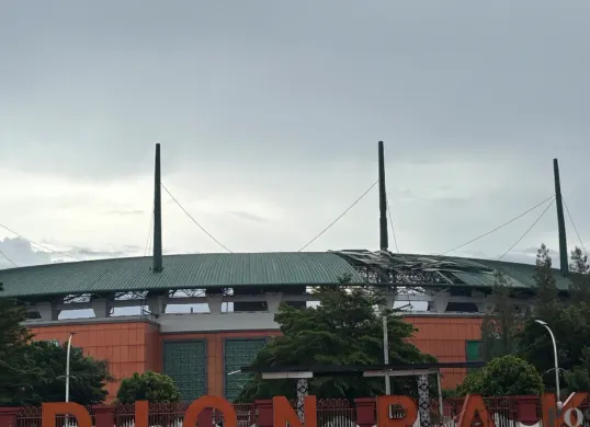 Atap Stadion Pakansari rusak akibat angin kencang yang terjadi pada Kamis sore, 12 Februari 2026. (Sumber: Poskota/Giffar Rivana)