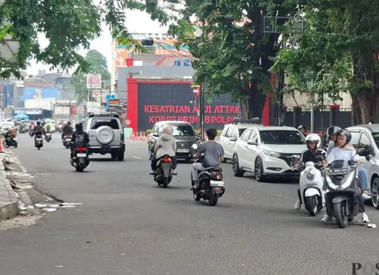 Suasana di sekitar Mako Brimob Kelapa Dua, Cimanggis, Kota Depok, Sabtu, 14 Februari 2026. (Sumber: Poskota/Angga Pahlevi)