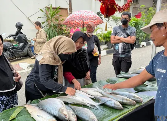 Pedagang ikan bandeng musiman di festival ikan bandeng Rawa Belong, Kebon Jeruk, Jakarta Barat, Sabtu, 14 Februari 2026. (Sumber: Poskota/Pandi Ramedhan)