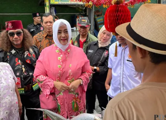 Anggota DPD RI, Fahira Idris membeli ikan bandeng di Rawa Belong, Kebon Jeruk, Jakarta Barat, Sabtu, 14 Februari 2026. (Sumber: Poskota/Pandi Ramedhan)