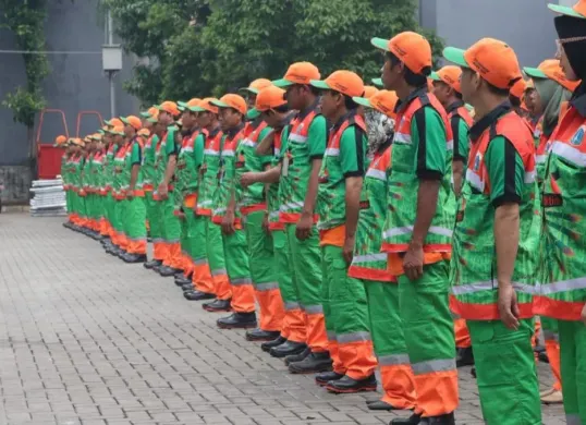 Petugas kebersihan DLH DKI Jakarta saat menggelar apel kerja bakti membersihkan klenteng, vihara, dan lingkungan sekitarnya di berbagai wilayah ibu kota. (Sumber: Dok. Kominfotik Pemprov Jakarta)