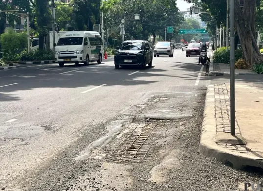 Ilustrasi jalan rusak di Kebon Sirih, Jakarta Pusat. (Sumber: Poskota/M Tegar Jihad)