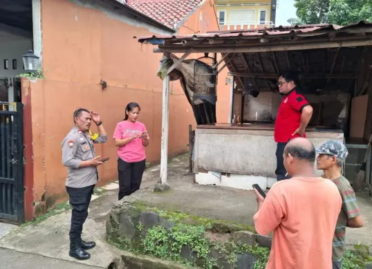 Anggota Reskrim Polsek Cimanggis melakukan cek TKP pencurian tabung gas melon milik pedagang warung Nasi Uduk di Jatijajar, Tapos, Kota Depok. (Sumber: Dok. Humas Polsek Cimanggis)