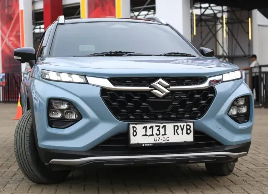 Pengunjung IIMS 2026 membagikan pengalaman setelah test drive Suzuki Fronx. (Sumber: Suzuki)