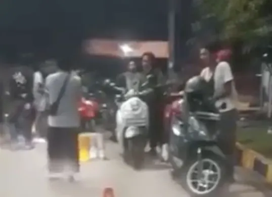 Potret belasan motor mogok diduga beli BBM jenis pertalite bercampur dengan air. (Sumber: Instagram/@parungpanjangviral)