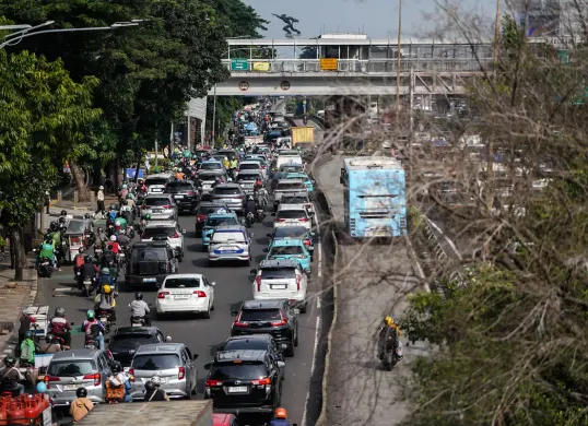 Sejumlah kendaraan terjebak macet di Jalan Gatot Subroto, Jakarta, Jumat, 13 Januari 2026. (Sumber: Poskota/Bilal Nugraha Ginanjar)