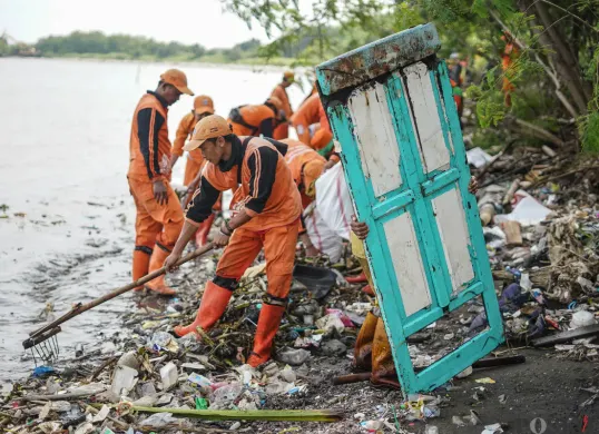 Pesisir Marunda Mulai dibersihkan dari Tumpukan Sampah