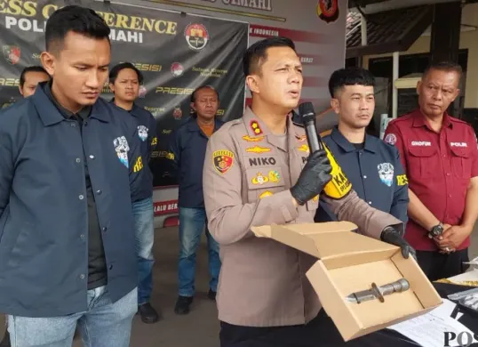Kapolres Cimahi AKBP Niko Nurulloh Adi Putra (tengah), berikan pernyataan kepada awak media dia Mako Polres Cimahi, Jalan Amir Machmud, Minggu 15 Februari 2026. (Sumber: Poskota/Gatot Poedji Utomo)