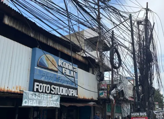 Ilustrasi, kabel udara semrawut di Jalan Raya Jakarta-Bogor, Kecamatan Cibinong. (Sumber: Poskota/Giffar Rivana)