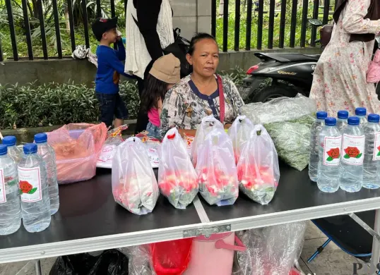 Pedagang kembang Suparmi di TPU Karet Bivak, Penjernihan, Jakarta Pusat, Minggu, 15 Februari 2026. (Sumber: Poskota/M Tegar Jihad)