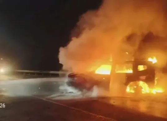 Ilustrasi investigasi kecelakaan Jetour T2 hingga terbakar di Tol Jagorawi. (Sumber: Istimewa)