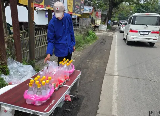 Pedagang kembang musiman di sekitar TPU Jaha, Kecamatan Tigaraksa, Kabupaten Tangerang. (Sumber: Poskota/Veronica Prasetio)