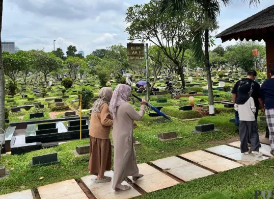 Peziarah di TPU Karet Bivak, Penjernihan, Jakarta Pusat, Minggu, 15 Februari 2026. (Sumber: Poskota/M Tegar Jihad)