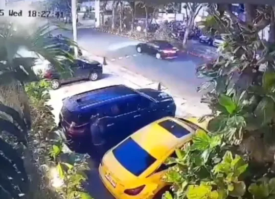 Aksi pencurian dengan modus pecah kaca mobil di Kelapa Gading terekam kamera CCTV. (Sumber: tangkapan layar)