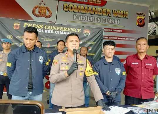 Kapolres Cimahi AKBP Niko N Adiputra (kedua kiri), beberkan motif pelaku habisi teman sendiri, dalal gelar perkara, Minggu, 15 Februari 2026. (Sumber: Poskota/Gatot Poedji Utomo)