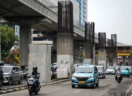 Kondisi tiang monorel di Jalan Rasuna Said, Kuningan, Jakarta Selatan. (Sumber: Poskota/Bilal Nugraha Ginanjar)