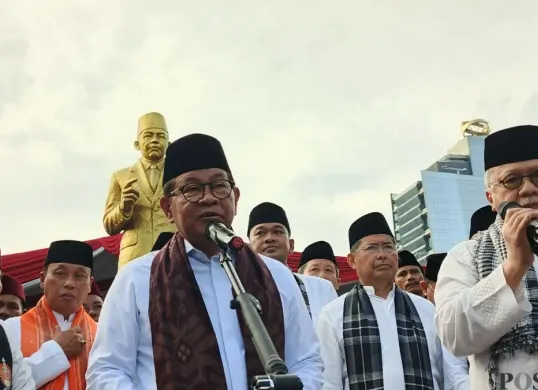 Gubernur DKI Jakarta, Pramono Anung dan Ketua Dewan Adat Majelis Kaum Betawi (MKB), Fauzi Bowo alias Foke di Senen, Jakarta Pusat, Minggu, 15 Februari 2026. (Sumber: Poskota/M. Tegar Jihad)