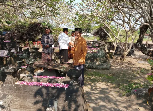 Peziarah memanjatkan doa di area pemakaman jelang Ramadhan 2026, sebagai bentuk penghormatan sekaligus refleksi diri. (Sumber: Wikimedia Commons)