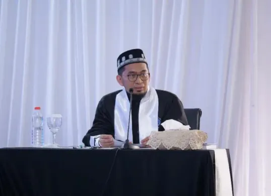 Hukum puasa tanpa salat menurut Ustadz Adi Hidayat (Sumber: Insatagram/@adihidayatofficial)