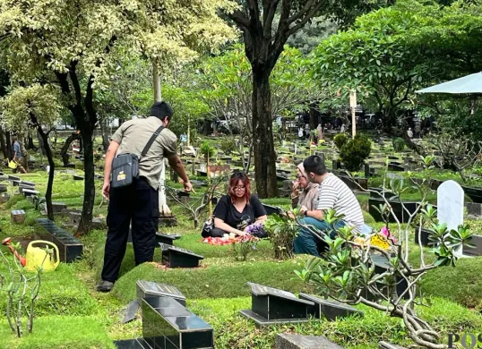 Peziarah di TPU Karet Bivak, Jakarta Pusat, Minggu, 15 Februari 2026. (Sumber: Poskota/M. Tegat Jihad)