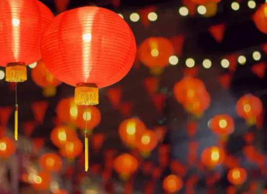 Hujan yang turun saat perayaan Tahun Baru Imlek sering dipandang sebagai simbol berkah dan awal yang penuh harapan dalam tradisi Tionghoa. (Sumber: Wikimedia Commons)