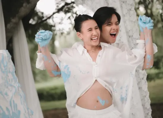 Potret mesra Angga Yunanda dan Shenina Cinnamon yang ungkap gender bayi pertamanya. (Sumber: Instagram/@angga)