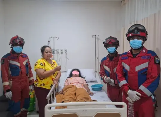 Petugas Damkar evakuasi objek cincin dari tangan salah satu pasien kecelakaan yang sedang menjalani perawatan di rumah sakit wilayah Jakarta Utara. (Sumber: Istimewa)