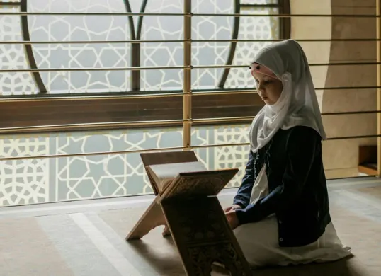 Ilustrasi - Bacaan doa menyambut bulan Ramadhan. (Sumber: Pexels/Alena Darmel)