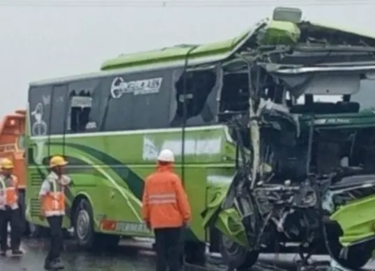 Kecelakaan bus pariwisata di Tol Cipali KM 72, Purwakarta. (Sumber: Istimewa)
