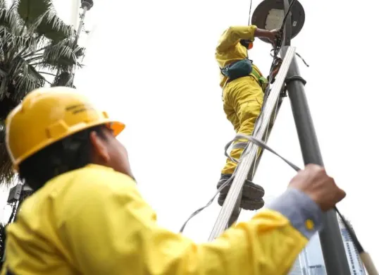 Petugas Dinas Bina Marga saat memasang lampu PJU. (Sumber: Kominfotik Pemprov Jakarta)