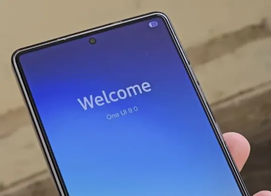 One UI 9 mulai diuji lebih cepat dari perkiraan pada smartphone lipat terbaru Samsung. (Sumber: YouTube/Cybo Tech)