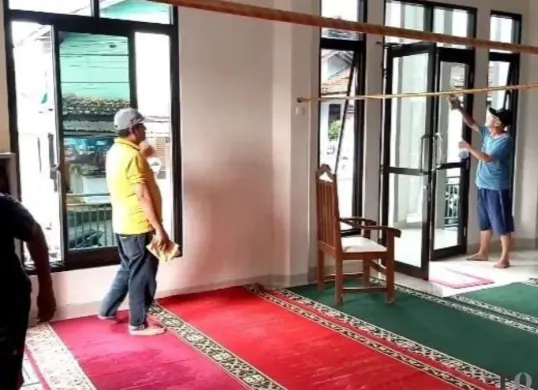 Sejumlah warga Cihaseum, Kelurahan Pandeglang, saat melakukan bersih-bersih Masjid. (Sumber: Poskota/Samsul Fatoni)